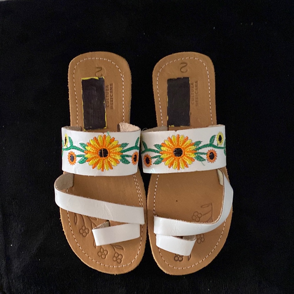 NWOT. Artisanal spring sandals 100% leather